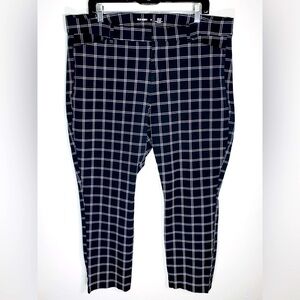 Old Navy Women's Black and White Pixie High Ride secret pockets